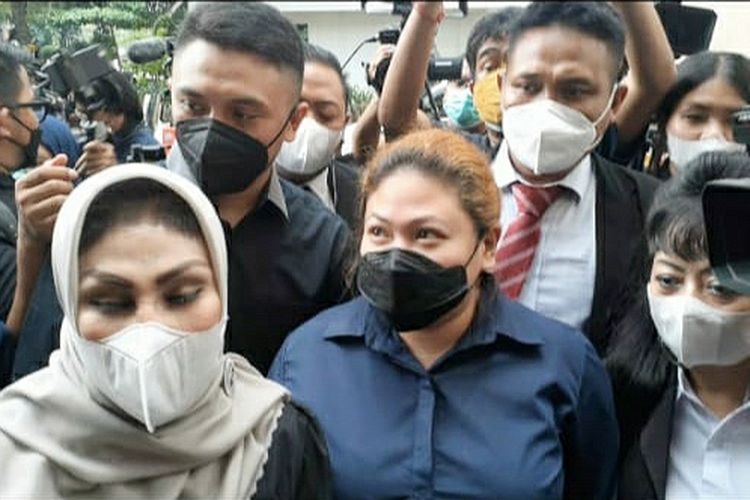 Terlapor Olivia Nathania dan lima kuasa hukumnya saat ditemui di Polda Metro Jaya, Senin (11/10/2021).