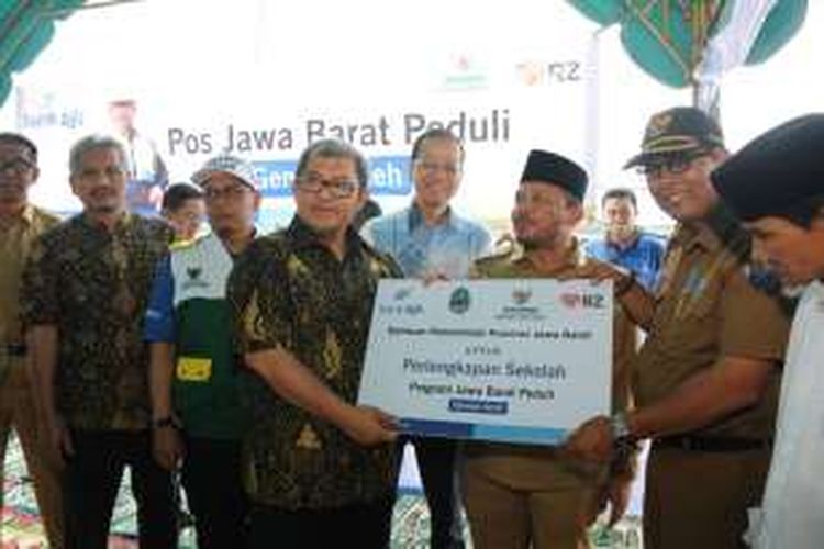 Gubernur Jawa Barat Ahmad Heryawan menyerahkan bantuan kemanusiaan senilai Rp4 miliar untuk korban bencana di Pidie Jaya, Aceh. Dana tersebut berasal dari APBD Jabar Rp 2 miliar, CSR Bank BJB Rp 1 miliar, dan sisanya dana swadaya masyarakat yang terkumpul di Baznas.