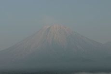 Gunung Semeru Luncurkan 5 Kali Awan Panas Guguran, Status Level III