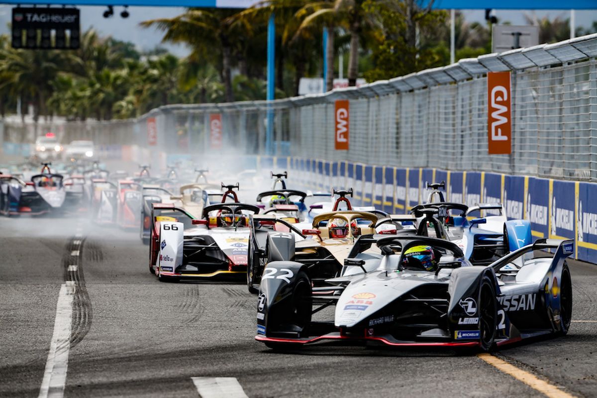 SANYA STREET CIRCUIT, CHINA - MARCH 23: Oliver Rowland (GBR), Nissan e.Dams, Nissan IMO1, leads Jean-Eric Vergne (FRA), DS TECHEETAH, DS E-Tense FE19, and Daniel Abt (DEU), Audi Sport ABT Schaeffler, Audi e-tron FE05 during the Sanya E-prix at Sanya Street Circuit on March 23, 2019 in Sanya Street Circuit, China. (Photo by Joe Portlock / LAT Images)