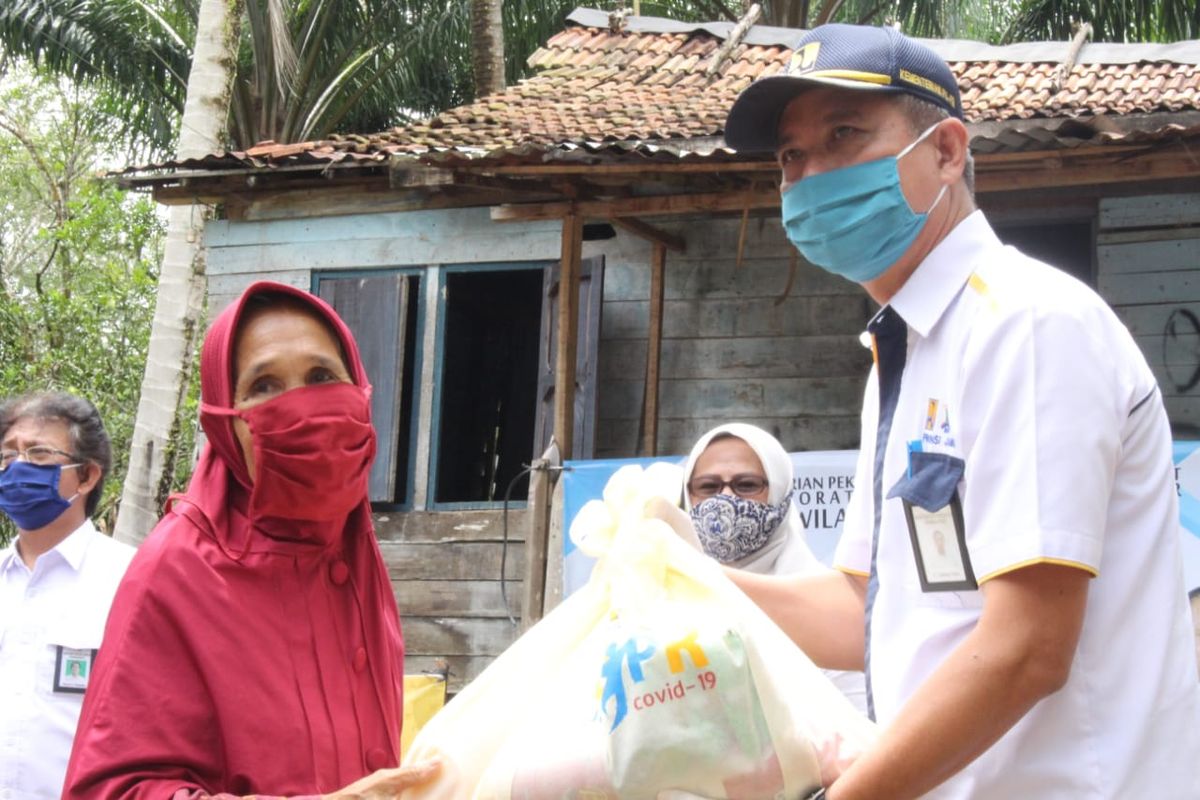 Pemberian bantuan sosial (bansos) berupa paket sembako dari Kementerian PUPR.