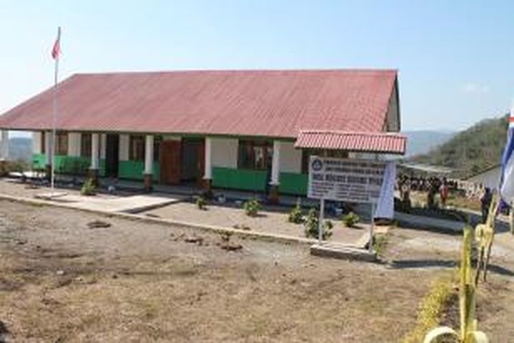 SMA Negeri I Bikomi Utara, Kabupaten Timor Tengah Utara (TTU), Nusa Tenggara Timur yang berada persis di kawasan perbatasan dengan Distrik Oekusi, Republik Demokratik Timor Leste (RDTL), diresmikan oleh Bupati TTU Raymundus Sau Fernandes, Rabu (9/10/2013)