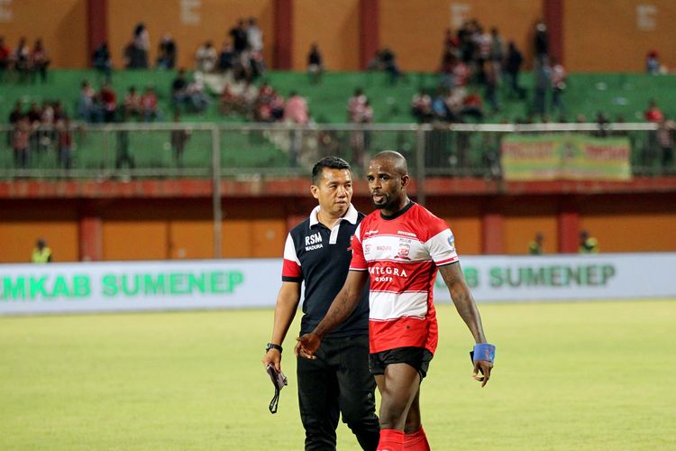 Pelatih kepala Madura United, Rasiman (kiri) bersama pemain naturalisasi Greg Nwokolo.