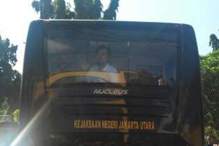 Saipul Jamil dalam bus tahanan Kejaksaan Negeri Jakarta Utara, Senin (4/4/2016).