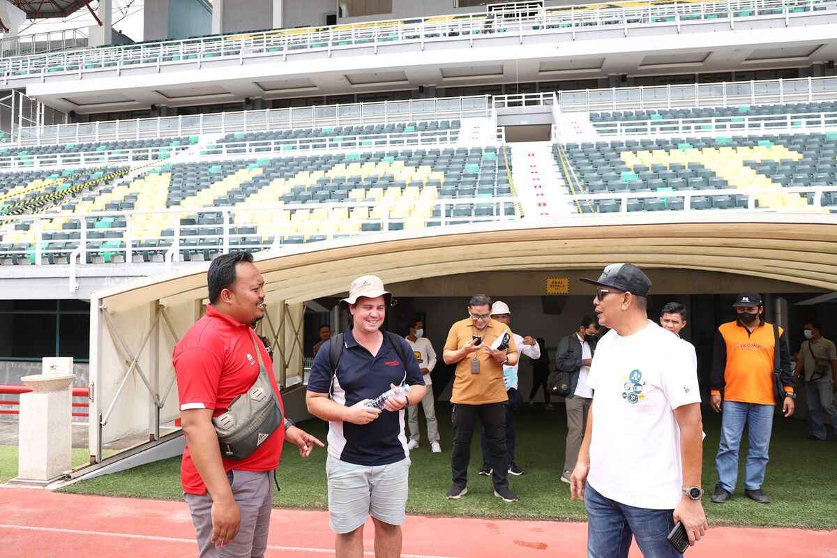 Federasi Sepakbola Dunia FIFA bersama jajaran PSSI kembali berkunjung ke Surabaya, Jawa Timur, untuk mengecek kondisi semua lapangan yang akan digunakan untuk Piala Dunia U-20 2023, Minggu (5/2/2023).