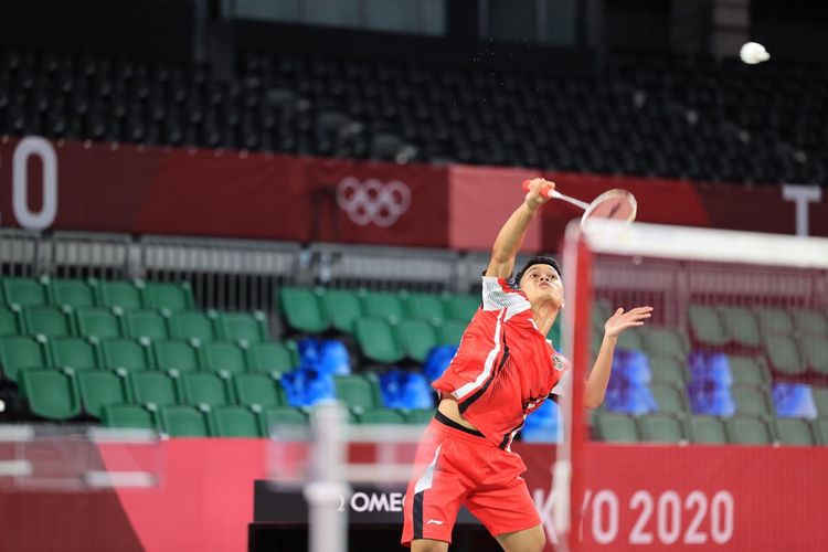 Aksi tunggal putra Indonesia Anthony Sinisuka Ginting pada laga badminton Olimpiade Tokyo 2020 di Jepang.