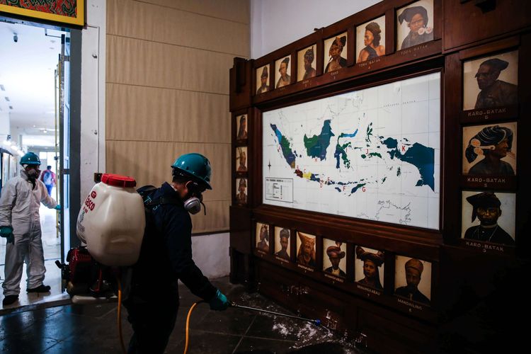 Petugas menyemprotkan cairan disinfektan di sekitar benda-benda koleksi di gedung B, Museum Nasional, Jakarta Pusat, Senin (16/3/2020). Kegiatan ini untuk meminimalisir penyebaran penyakit akibat virus Covid-19 di Museum Nasional dan menutup layanan kunjungan mulai dari tanggal 15-25 Maret 2020.