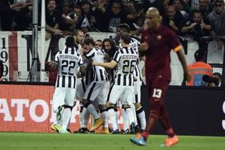 Para pemain Juventus merayakan gol ke gawang AS Roma pada laga Serie-A di Stadion Juventus, Turin, Minggu (5/10/2014).