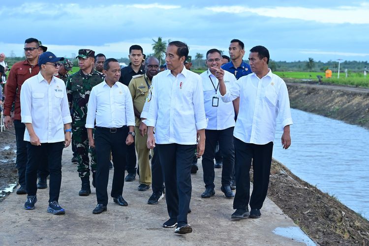 Presiden Joko Widodo (Jokowi) bersama Menteri Pertanian Andi Amran Sulaiman (Mentan Amran) mengunjungi lahan pertanian modern di Distrik Kurik, Kabupaten Merauke, Selasa (23/7/2024). 
