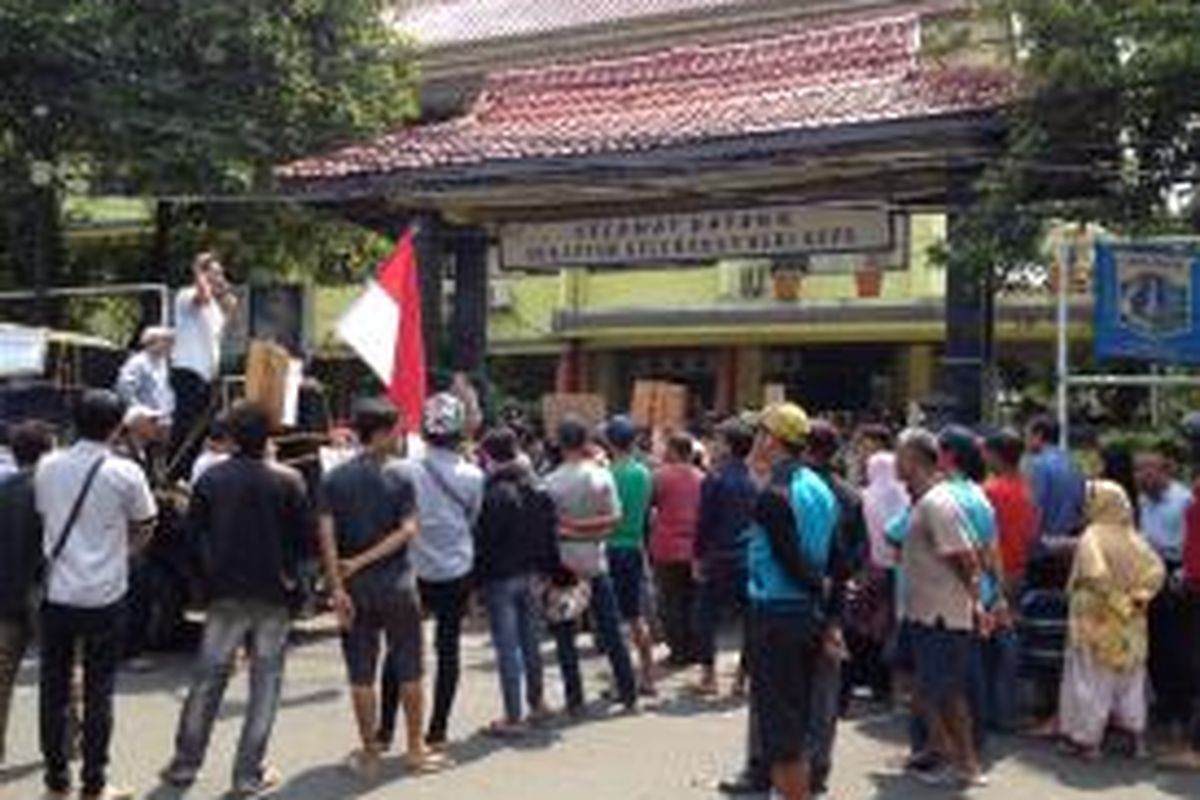 Warga Guji Baru melakukan unjuk rasa di depan kantor Kelurahan Duri Kepa, Jakarta Barat, Kamis (7/5/2015). Warga menuntut Lurah Duri Kepa mundur dari jabatannya.