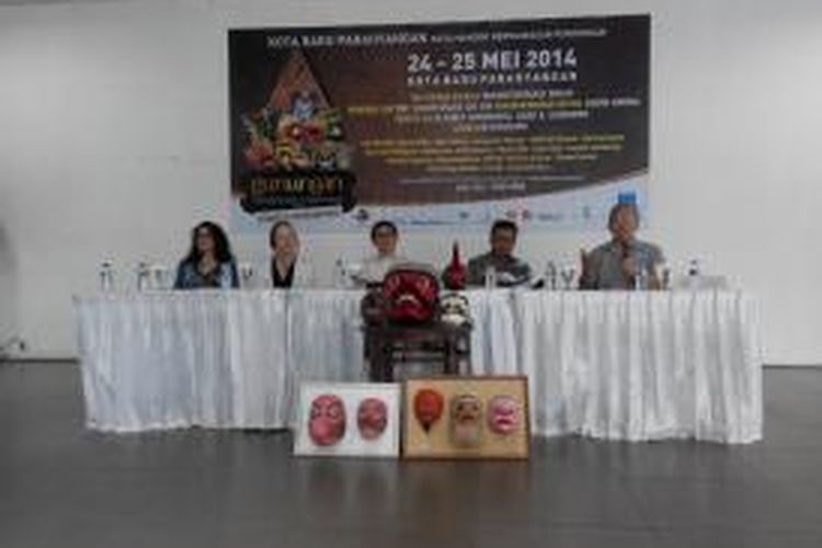 Konferensi pers Gunungan International Mask & Pupptes Festival 2014 di Bale Pare, Kota Baru Parahyangan, Padalarang, Kabupaten Bandung Barat, Jawa Barat, Kamis (22/5/2014).