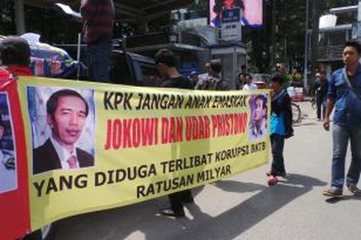 Sejumlah orang yang menamakan diri Forum Peduli Jakarta menggelar aksi unjukrasa di depan Gedung KPK, Kuningan, Jakarta, Kamis (20/2/2014). Mereka menuntut KPK untuk mengusut pengadaan bus Transjakarta dan Bus Kota Terintegrasi Busyaw.
