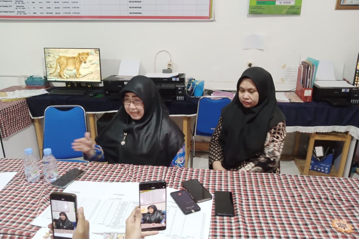 Polemik penjualan Lembar Kerja Siswa (LKS) di SDN 017 Sungai Pinang, Samarinda, terus bergulir. Pihak sekolah menegaskan buku senilai Rp140.000 yang ramai diperbincangkan bukan kewajiban, melainkan opsional sebagai pendamping pembelajaran di rumah. Senin (29/9/2025).