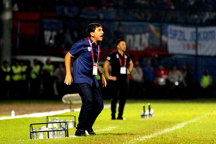 Pelatih Arema FC Eduardo Almeida memberi instruksi pemain saat pertandingan kedua babak penyisihan Grup D Piala Presiden 2022 melawan Persik Kediri yang berakhir dengan skor 0-1 di Stadion Kanjuruhan Kepanjen, Kabupaten Malang, Rabu (15/6/2022) malam.