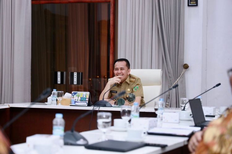 Penjabat (Pj) Gubernur Sumatera Selatan (Sumsel) Agus Fatoni saat menerima audiensi Millenium Challange Account (MCA) dalam diskusi progres proyek option analysis dan feasibility study pengembangan kawasan Light Rail Transit (LRT) Ampera Palembang, di Griya Agung, Senin (05/02/24).

