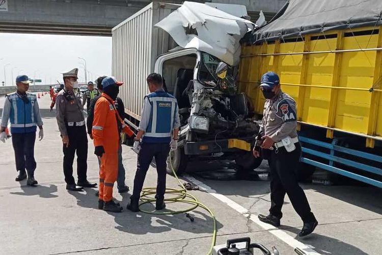 Kecelakaan lalu lintas yang melibatkan dua truk terjadi di KM 544 Ruas Tol Ngawi-Solo, Jalur B , Desa Toyogo, Kecamatan Sambungmacan, Kabupaten Sragen, Jawa Tengah, tewaskan dua orang, Kamis (18/8/2022).