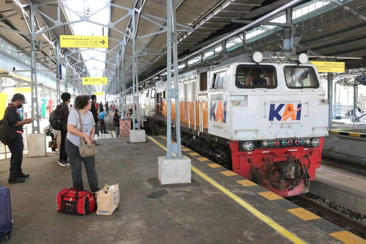Ilustrasi kereta api. Daftar kereta api tambahan Lebaran 2025. Daftar kereta api Lebaran 2025.