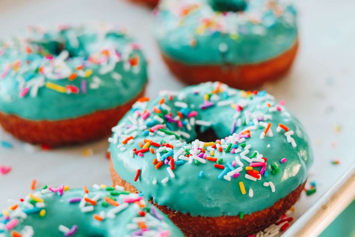 Donat sempat bernama oily cakes hanya karena kudapan ini berselaput minyak.