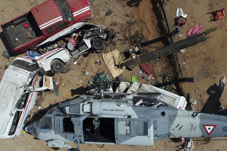 Helikopter militer atuh di mobil van di Santiago Jamiltepec, negara bagian Oaxaca, Meksiko. (AFP/Mario Vazquez)