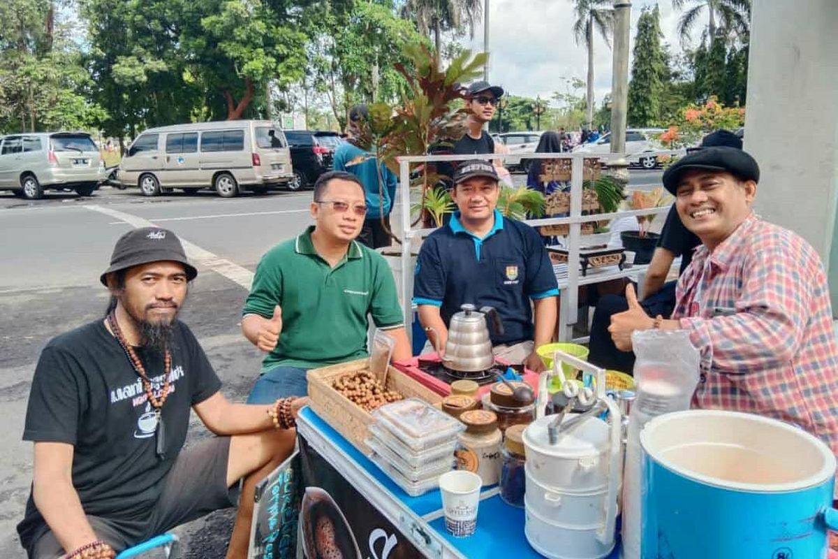 Sedekah Kopi digagas oleh Haris Lee (52), pemilik dari Kopi Sang Pelipur Kelurahan Sindurjan Purworejo. Pria dengan tampilan sederhana dan murah senyum ini ingin mengkampanyekan kopi lokal Purworejo ke masyarakat secara luas. 