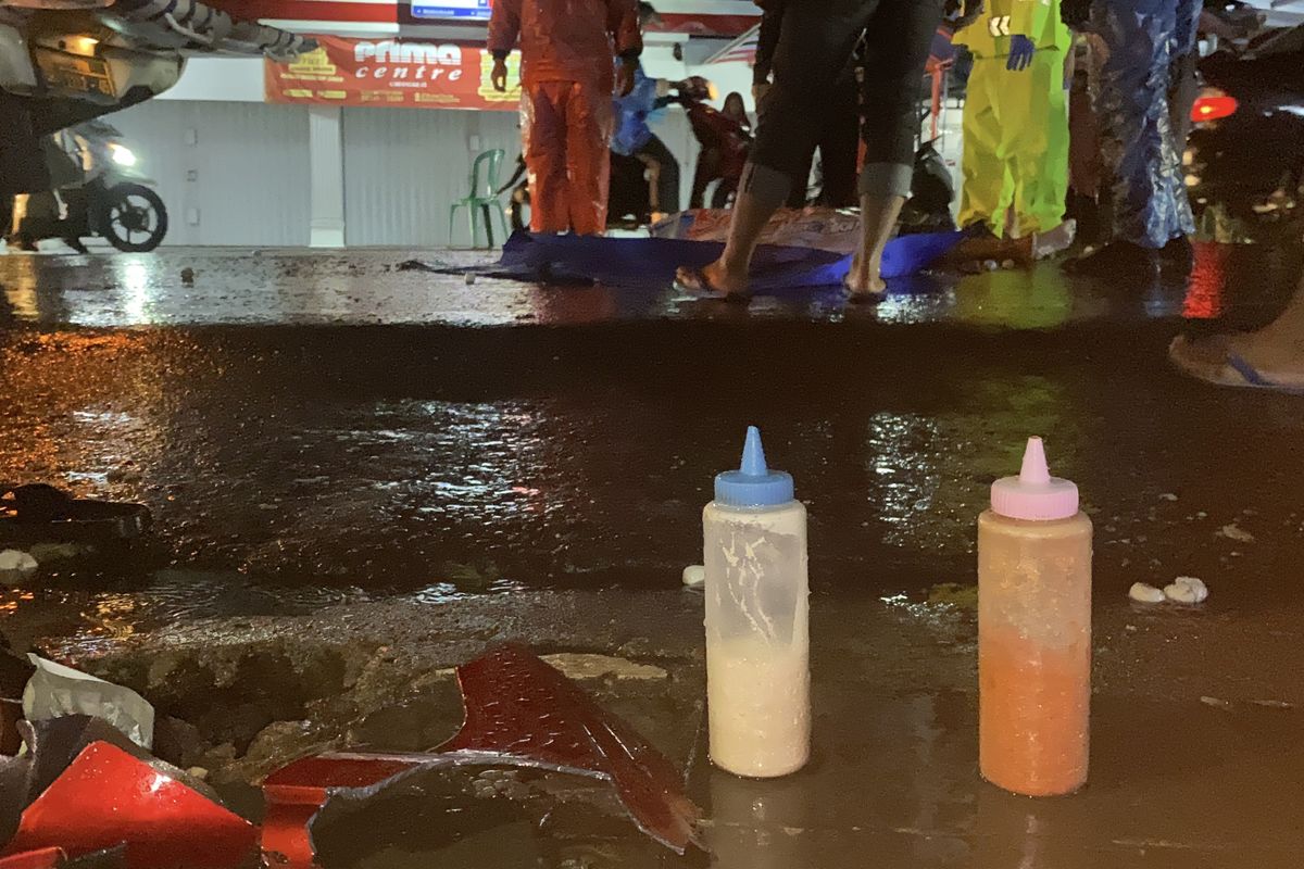 Seorang pedagang cilok berinisial DS tewas tertabrak pengendara sepeda motor di Jalan Raya Cisaat, Kabupaten Sukabumi pada Senin (16/6/2025) malam. Nampak korban tergeletak ditengah jalan dan hendak dievakuasi.