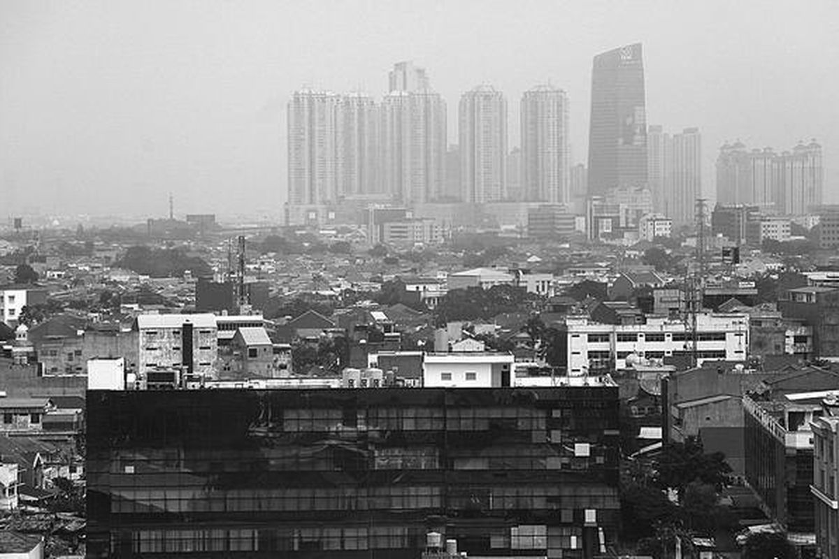 Kondisi salah satu sudut Jakarta yang dilihat dari kawasan Monumen Nasional, Jakarta Pusat, Selasa (23/8). Dalam Peraturan Daerah Rencana Tata Ruang Wilayah DKI Jakarta 2010-2030, ditargetkan luas ruang terbuka hijau di Jakarta pada 2030 mencapai 30 persen.