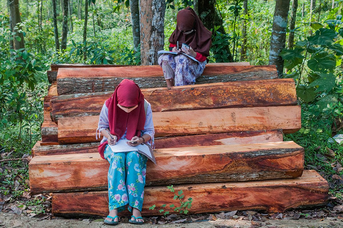 Sejumlah siswa SDN 1 Inten Jaya mengerjakan tugas melalui gawainya di Kampung Lebak Limus, Lebak, Banten, Senin (20/7/2020). Sejumlah siswa yang tinggal di daerah pelosok tersebut kesulitan dalam mengikuti kegiatan belajar mengajar (KBM) secara daring dan tepaksa menempuh perjalanan hingga satu kilometer dari kediamannya menuju ke dataran yang lebih tinggi agar mendapatkan jaringan internet guna mengerjakan tugas sekolah melalui gawai yang nantinya dikirim melalui aplikasi percakapan WhatssApp.