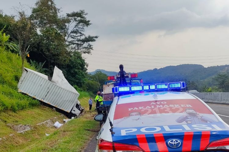 Truk Hino keluar jalur di Tol Solo-Semarang Km 431B karena menghindari kendaraan yang pecah ban