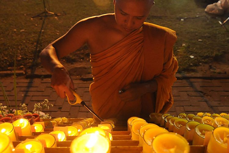 Дзен сегодня новости последнего часа. Тибетский праздник Tibetan Butter Lamp Festival. Тибетский фестиваль масляных ламп. Праздник дзул. Тибетский масляный светильник.