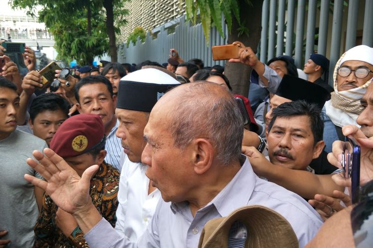 Eggi Sudjana dan Kivlan Zen di depan Bawaslu, Jakarta Pusat, Kamis (9/5/2019)