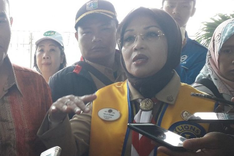 Wakil Ketua Umum INAPGOC sekaligus District Governor Lions Club Indonesia Sylviana Murni (kanan) didampingi anggota Tim Ahli Lions Club Indonesia Zaenal Goefron memberikan keterangan kepada wartawan di Sunter, Senin (30/7/2018).