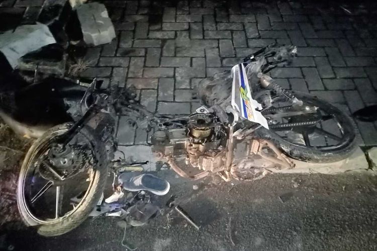 Motor ringsek dan nyaris tidak berbentuk akibat ditabrak truk Fuso dan sebuah mobil patroli polisi di Jalan Yogya – Wates, Pedukuhan Durungan, Kalurahan Wates, Kapanewon Wates, Kabupaten Kulon Progo, Daerah Istimewa Yogyakarta.