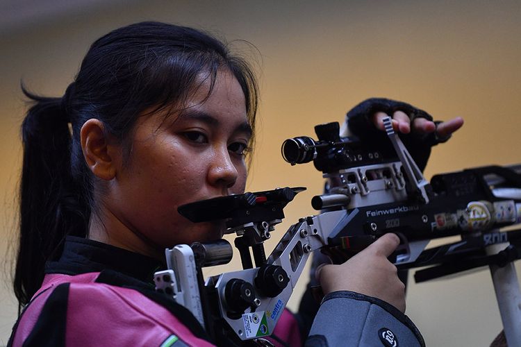 Atlet menembak Indonesia Vidya Rafika Rahmatan Toyyiba yang berpasangan dengan Fathur Gustafian mengikuti kualifikasi 10 meter Air Rifle Mixed Team SEA Games 2019 di Philippine Marine Shooting Range Total, Manila, Filipina, Kamis (5/12/2019). Fathur dan Vidya berhasil meraih medali emas dengan skor total 17 mengalahkan Thailand yang hanya mendapatkan skor total 7 dalam partai final.