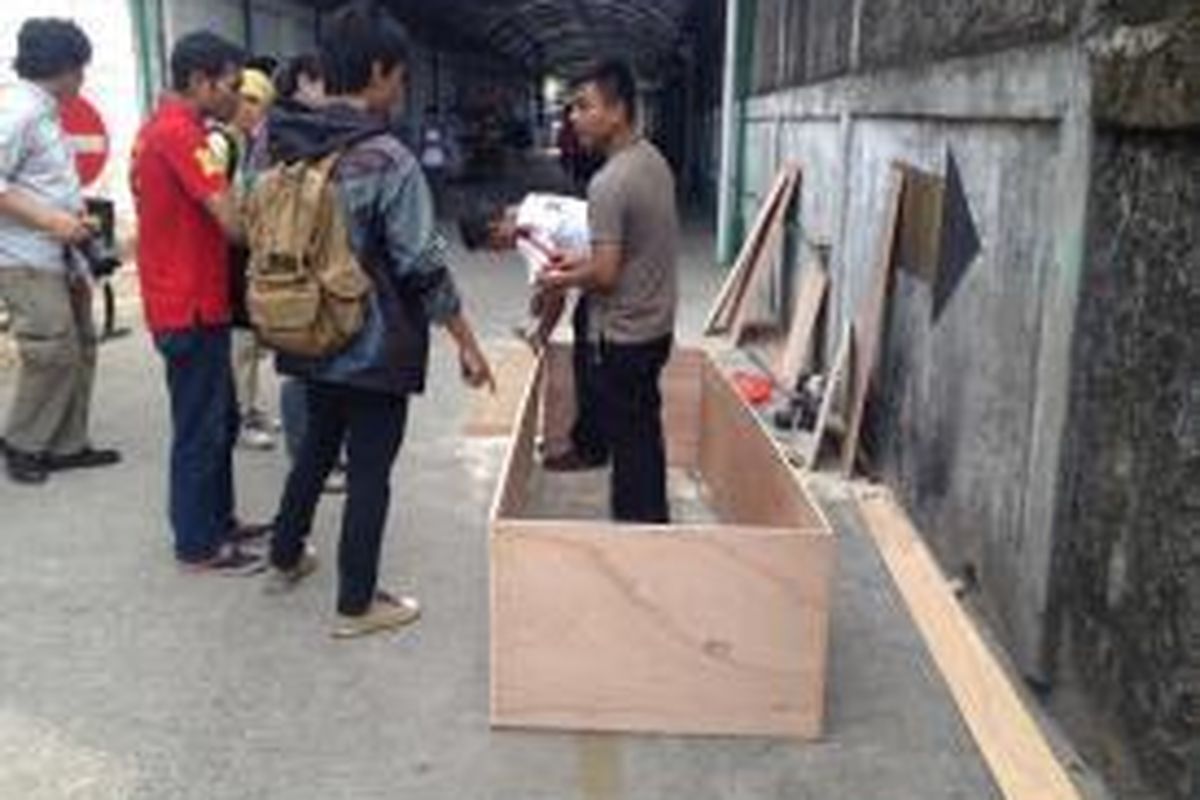 Tukang kayu membuat kotak pembungkus untuk peti mati Andrew Chan dan Myuran Sukumaran di Rumah Duka Abadi, Jakarta Barat, Rabu (29/4/2015).