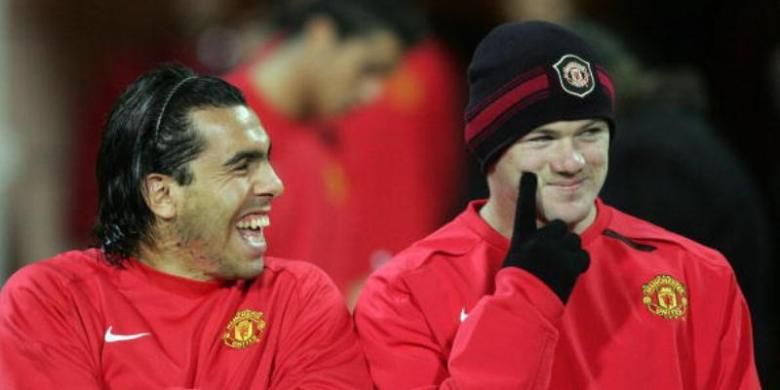 Wayne Rooney (kanan) bersama Carlos Tevez (kiri) saat masih membela Manchester United.