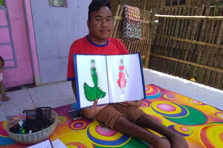 Desainer disabilitas Rahmat Hidayat asal Kabupaten Bandung Barat (KBB), sedang memperlihatkan hasil karyanya.