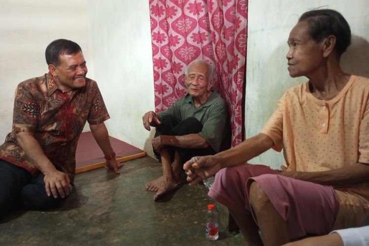 Bansos Belum Aktif, Mbah Darmi di Pekalongan Dapat Bantuan Permakanan dari Dinsos