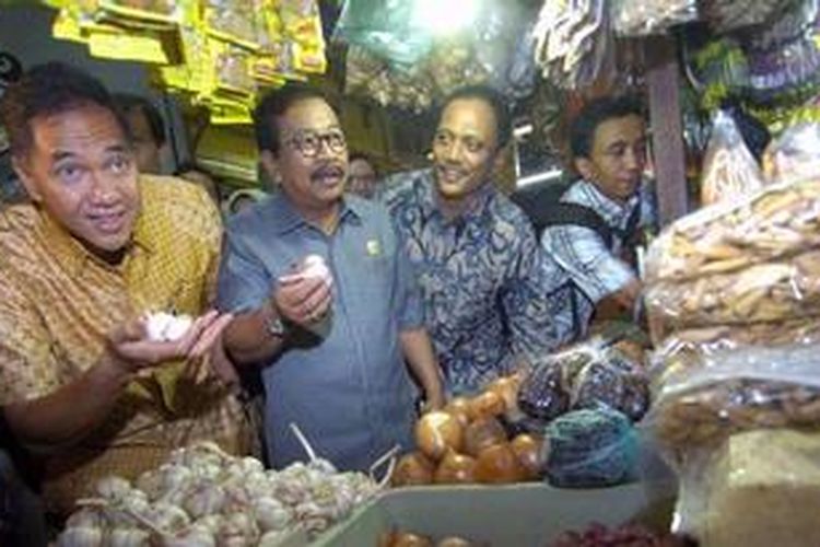 Menteri Perdagangan Gita Wirjawan (kiri) didampingi Gubernur Jawa Timur Soekarwo (kedua dari kiri) inspeksi mendadak sejumlah harga bawang di Pasar Wonokromo, Surabaya, Selasa (19/3/2013). 