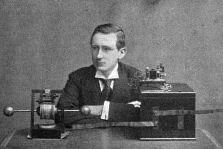 Guglielmo Marconi adalah penemu radio dari Italia. Sejarah penemuan radio telah menjadi salah satu penemuan teknologi yang mengubah dunia.