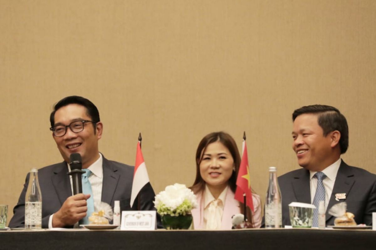 Gubernur Jawa Barat Ridwan Kamil saat menghadiri Kongres Pemerintah Daerah (Pemda) se-Asia Timur atau East Asia Local and Regional Government Congress (EALRGC) ke-11 tahun 2022 di The aTrans Luxury Hotel, Kota Bandung, Jawa Barat, Rabu (23/11/2022).