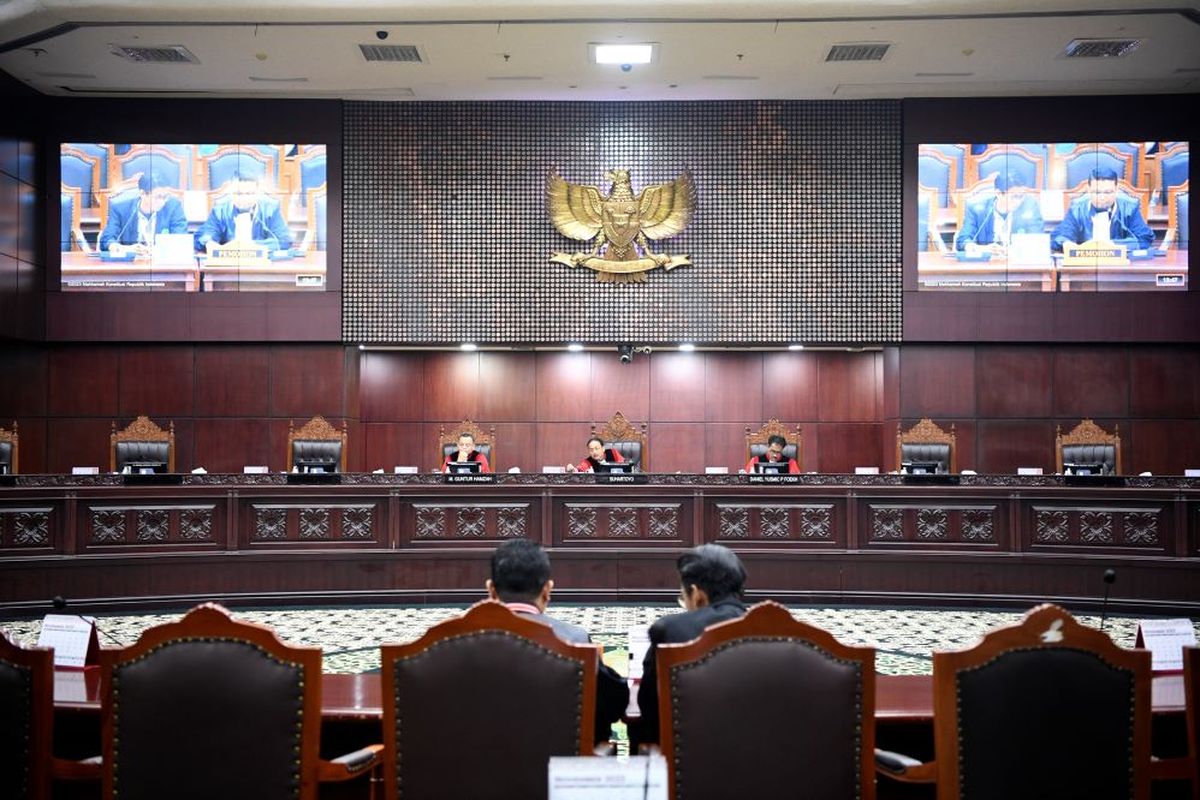 Hakim Konstitusi Suhartoyo (tengah) didampingi Hakim Konstitusi M. Guntur Hamzah (kiri) dan Daniel Yusmic Pancastaki Foekh (kanan) memimpin jalannya sidang di Mahkamah Konstitusi (MK), Jakarta, Rabu (8/11/2023). Sidang beragendakan pengujian materiil Undang-Undang Nomor 7 Tahun 2017 tentang Pemilihan Umum, yakni soal syarat usia capres-cawapres di bawah 40 tahun, dengan pemohon atas nama Brahma Aryana, mahasiswa Fakultas Hukum Universitas Nahdlatul Ulama Indonesia (Unusia). ANTARA FOTO/M Risyal Hidayat/aww.