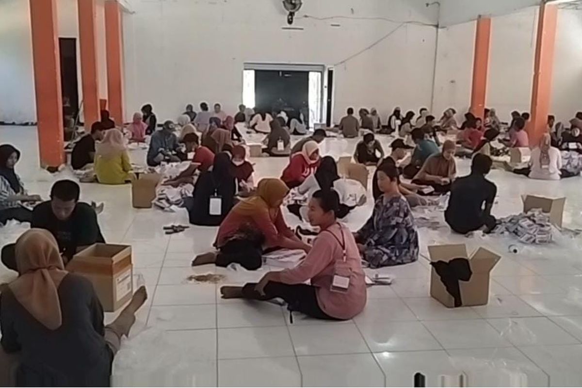 KPU Libatkan 200 Warga untuk Lipat Surat Suara Pilkada 2024, Logistik Alat Bantu bagi Disabilitas Netra Belum Tiba