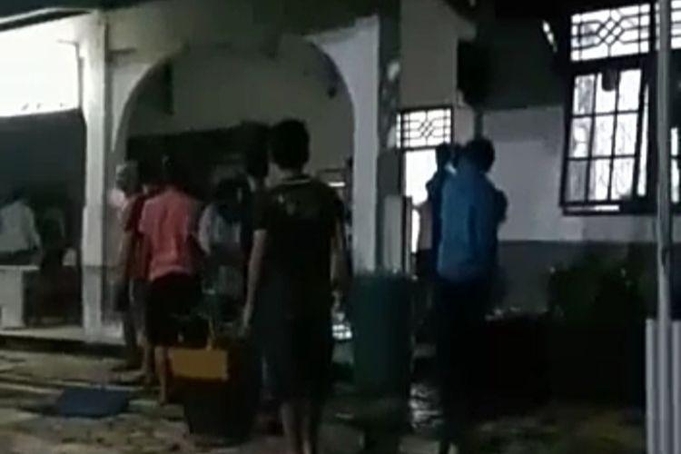 Bidik layar video peristiwa pengepungan anggota Polres Lampung Utara oleh massa di Stasiun KA Blambangan Pagar.