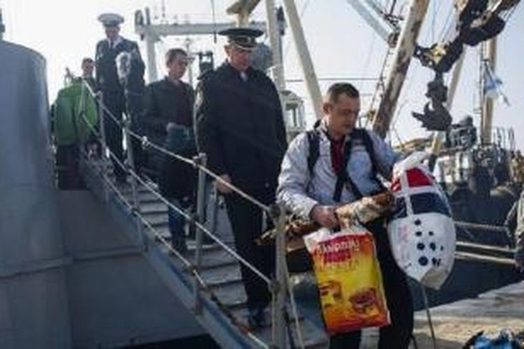 Awak kapal korvet Ukraina, Khmelnitsky, meninggalkan kapal mereka yang telah dikuasai pasukan pro-Rusia di Sevastopol, Crimea, Kamis (20/3/2014).