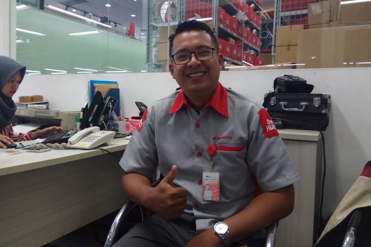 Kepala Bengkel Astra Motor Center Jakarta, Rendra Kusuma, saat ditemui di tempat kerjanya di bilangan Dewi Sartika, Jakarta Timur, Selasa (2/1/2018).