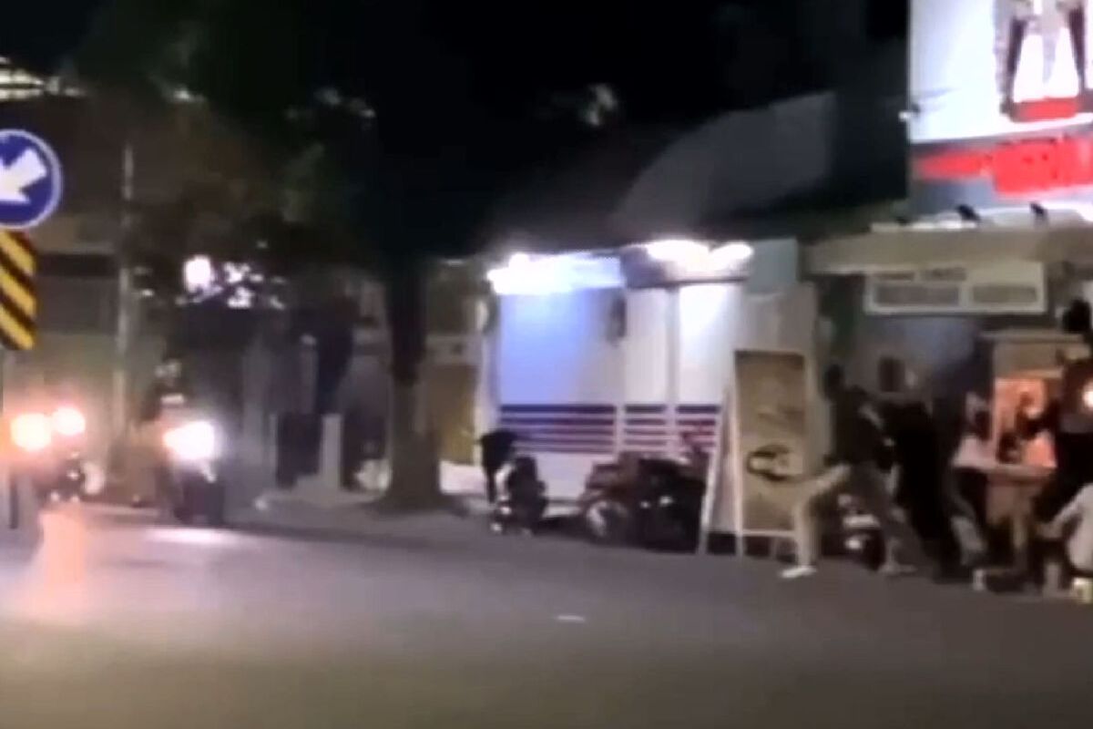 Tangkapan layar video yang merekam warga sejumlah Kota Blitar melempari remaa pelaku balap liar di Jalan Merdeka Barat, Kota Blitar pada Minggu (25/6/2023) dini hari.