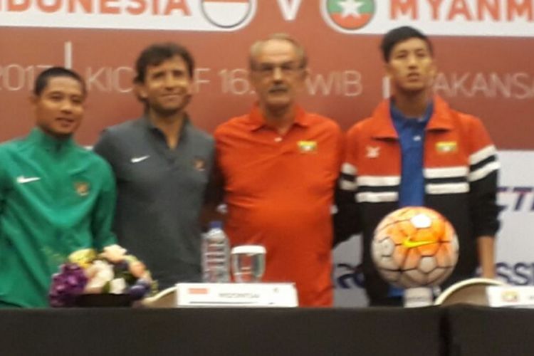 Pelatih timnas Indonesia dan Malaysia, Luis Milla dan Gerd Zeise, hadir pada jumpa pers jelang pertandingan persahabatan, Senin (20/3/2017). 