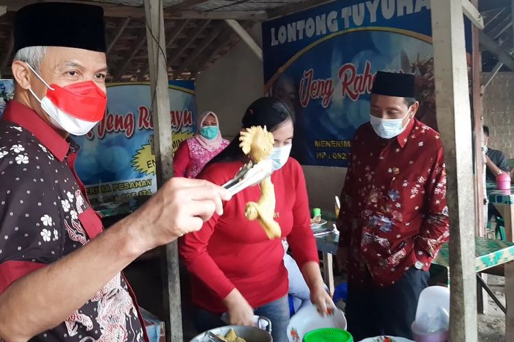 Gubernur Jawa Tengah, Ganjar Pranowo menyantap lontong tuyuhan khas Rembang, Rabu (2/2/2022)