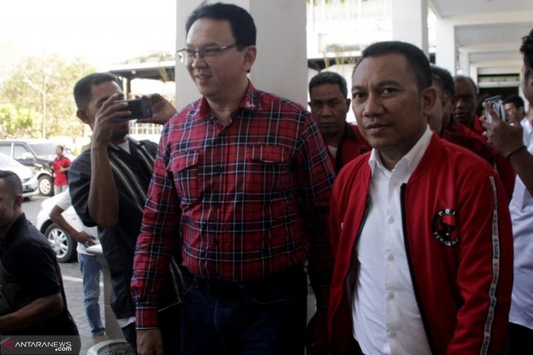 Mantan Gubernur DKI Jakarta Basuki Tjahaja Purnama atau Ahok (kiri) berjalan bersama anggota DPR terpilih Yohanis Fransiskus Lema saat berada di Kota Kupang, Nusa Tenggara Timur (NTT), Selasa (13/8/2019)