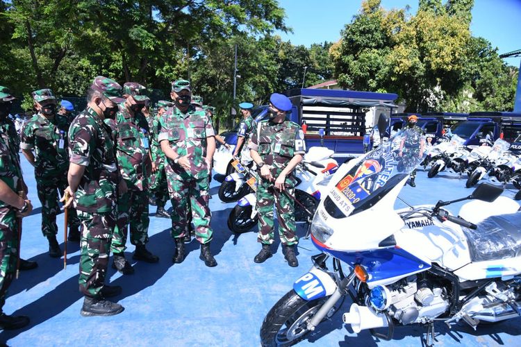 Kepala Staf Angkatan Udara (KSAU), Marsekal TNI Fadjar Prasetyo menyerahkan 130 unit kendaraan khusus (Ransus) kepada Polisi Militer TNI AU (Pomau).